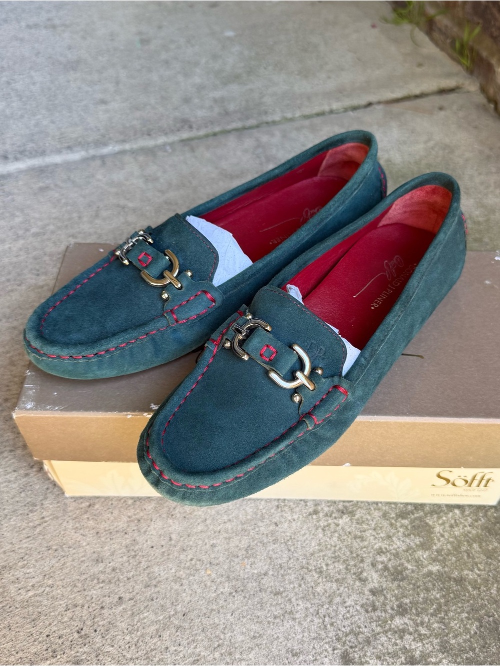 New Donald J Pliner Green Suede Women’s Mocassin with Red Accents size 7,5 (38,5